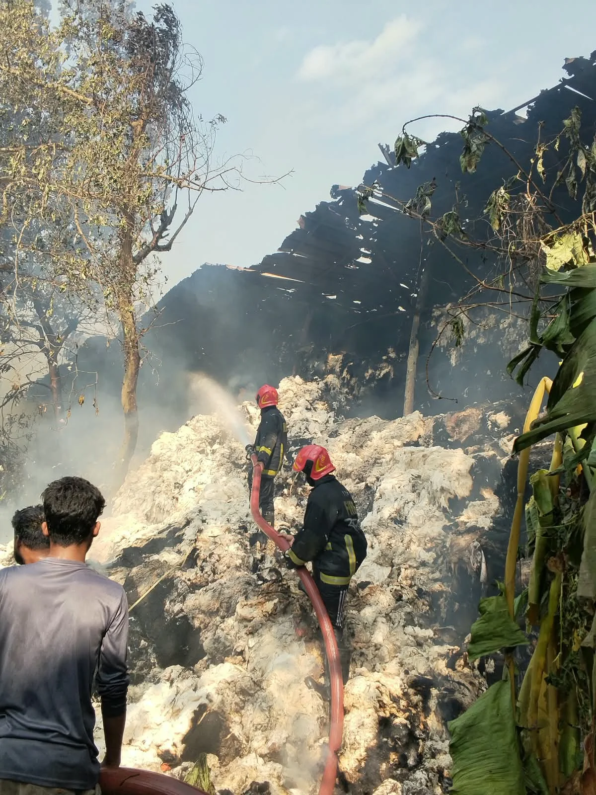 বন্দরে তুলার গোডাউনে অগ্নিকাণ্ড, ৫ কোটি টাকার মালামাল উদ্ধার