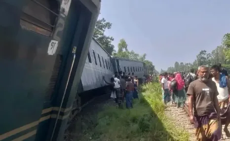 লাকসামে ২৪ ঘণ্টা পর ঢাকামুখী রেললাইনে ট্রেন চলাচল আবার স্বাভাবিক হলো