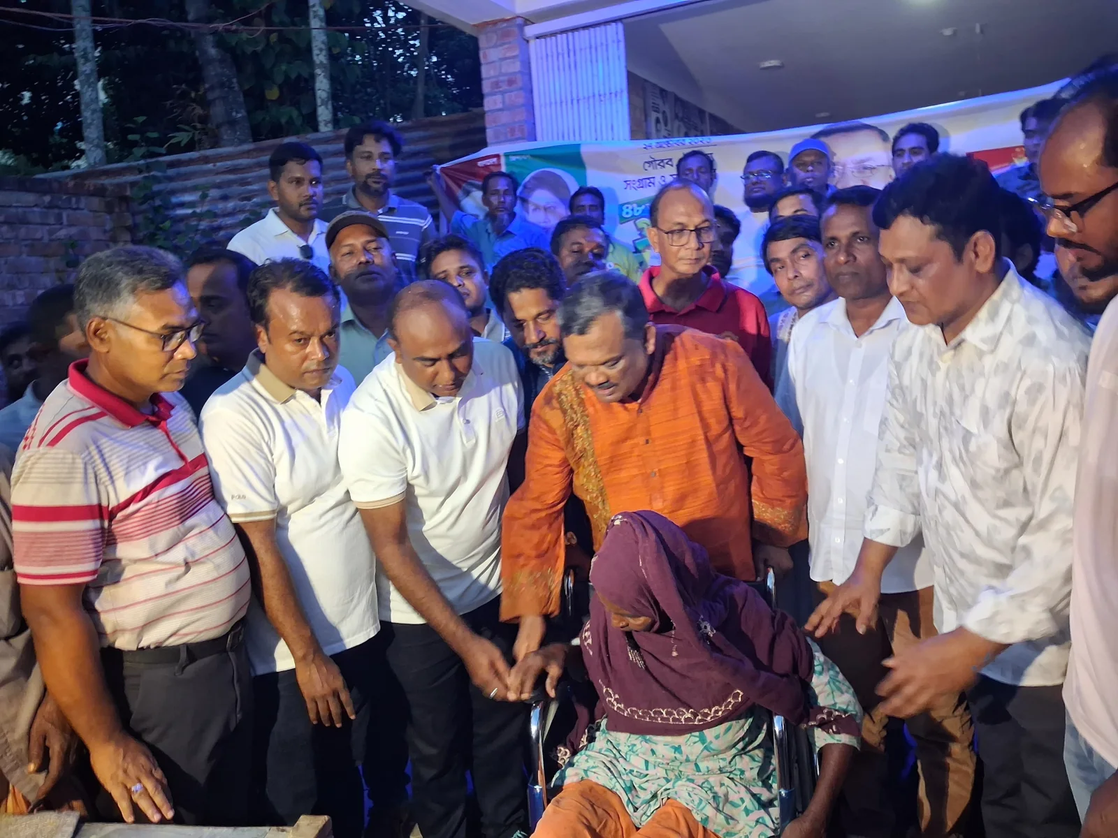 প্রতিষ্ঠাবার্ষিকী উপলক্ষে লালমনিরহাট যুবদলের হুইল চেয়ার বিতরণ