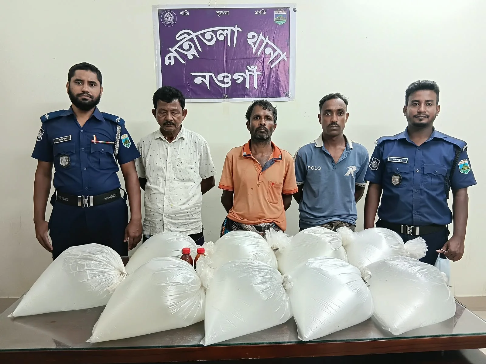 দুর্গাপূজাকে সামনে রেখে পত্নীতলায় মাদকবিরোধী অভিযান, চোলাই মদসহ গ্রেফতার ৩