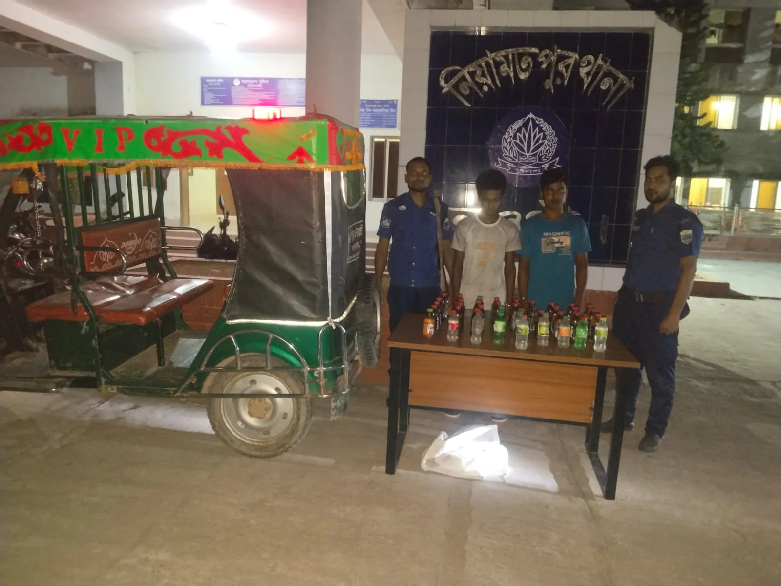 নিয়ামতপুরে সাড়ে ১০ লিটার চোলাইমদসহ দুই যুবক গ্রেপ্তার, অটোরিকশা জব্দ