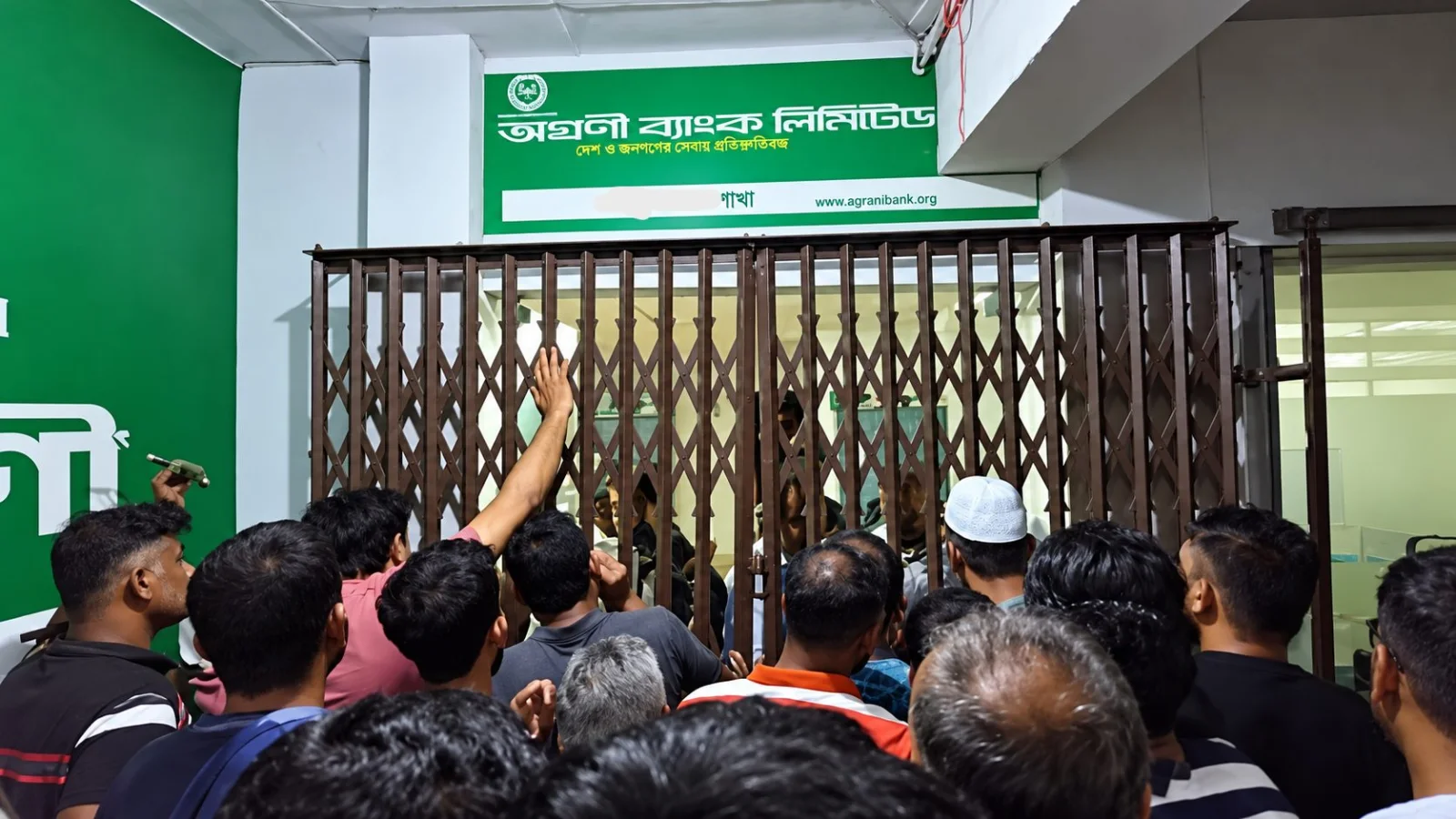 টাকা  আত্মসাতের অভিযোগে মুন্সীগঞ্জে ৫অগ্রণী ব্যাংক কর্মকর্তা গ্রেপ্তার