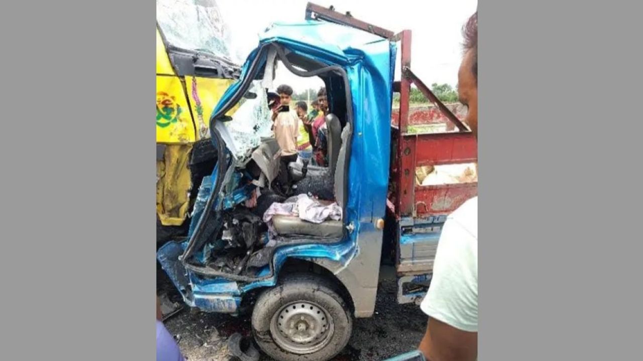 কাহালুতে ট্রাকের ধাক্কায় দুমড়ে-মুচড়ে পিকআপ, নিহত ৪