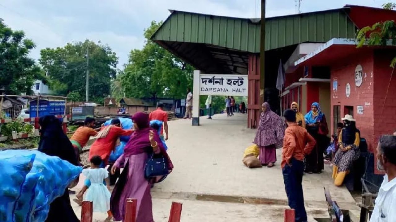 দর্শনা হল্ট স্টেশনে ট্রেনের ধাক্কায় তরুণীর মৃত্যু, প্ল্যাটফর্মে অক্ষত উদ্ধার ৪ বছরের শিশু