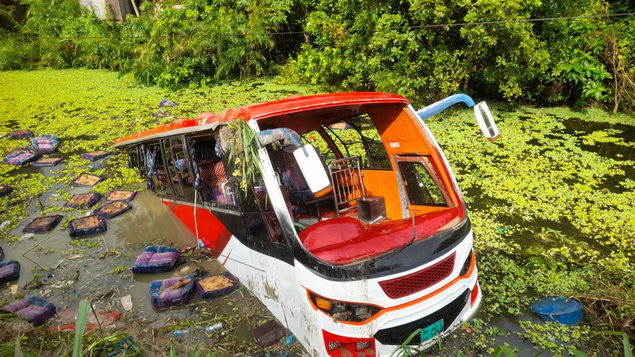ফরিদপুরের ভাঙ্গায় খাদে যাত্রীবাহী বাস, আহত অন্তত ২০