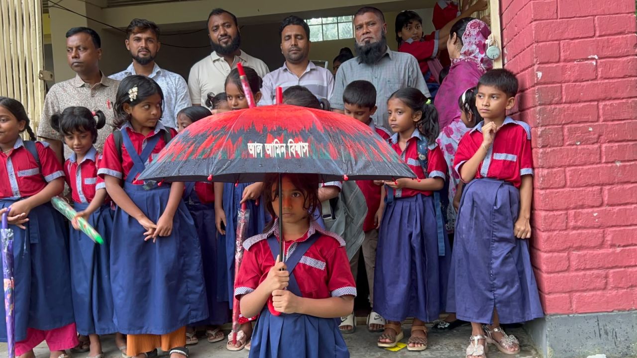 মুকসুদপুরে ১৭ স্কুলে ৭০০ শিক্ষার্থী পেল ছাতা