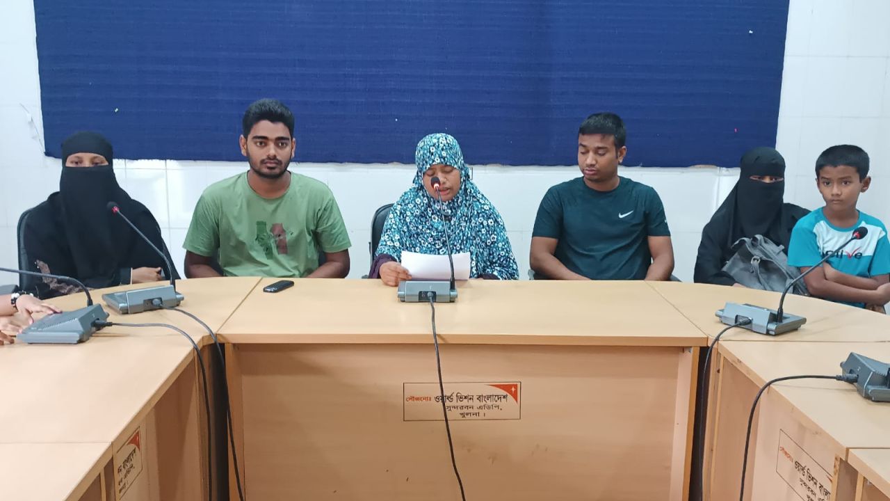 খুলনায় ৭১ পরিবারের জমি দখল, চাঁদাবাজি ও হুমকির অভিযোগে সংবাদ সম্মেলন