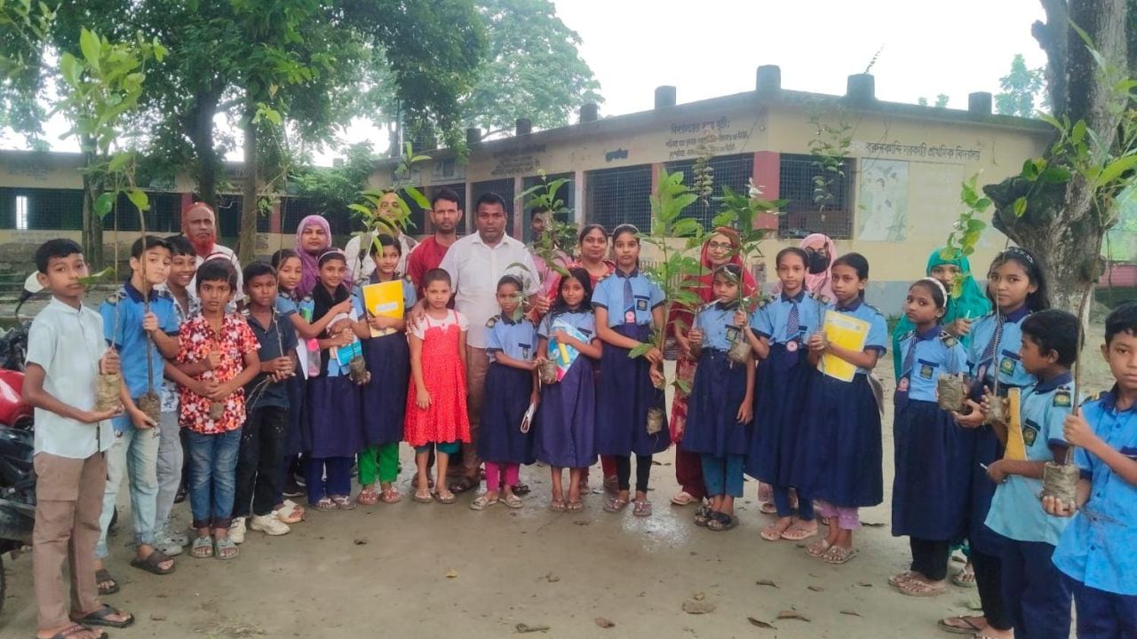 জুলাই যোদ্ধাদের স্মরণে নওগাঁয় সবুজের অঙ্গীকার