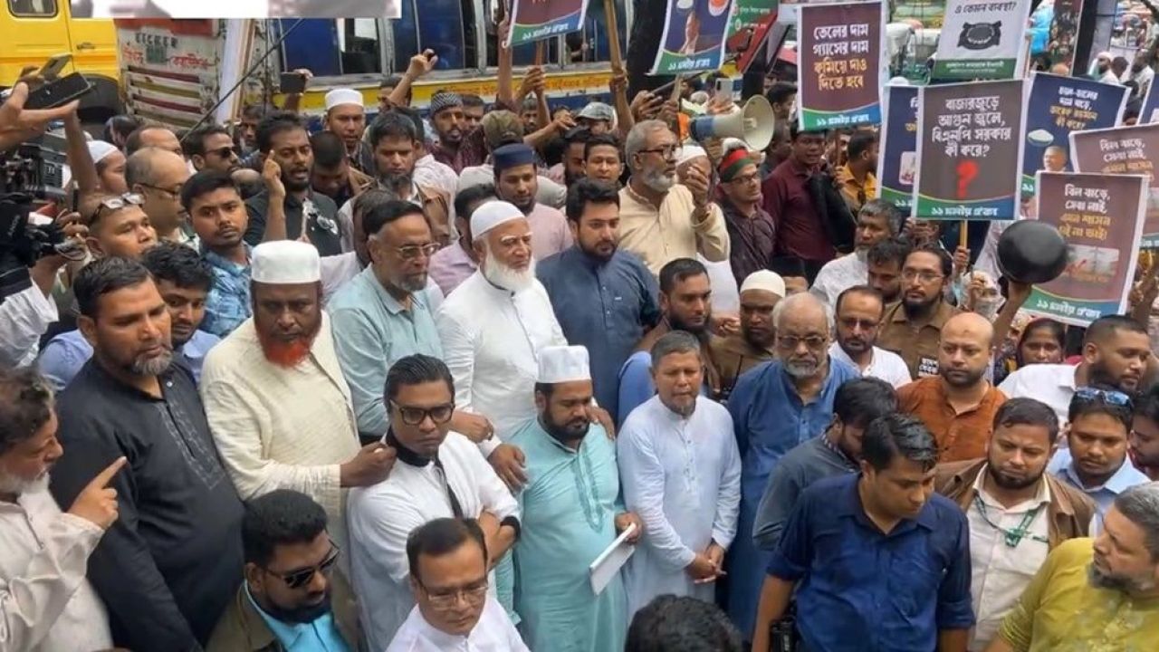 সচিবালয় ঘেরাওয়ে ১১ দলের মিছিল, পুলিশের ব্যারিকেডে থমকে কর্মসূচি
