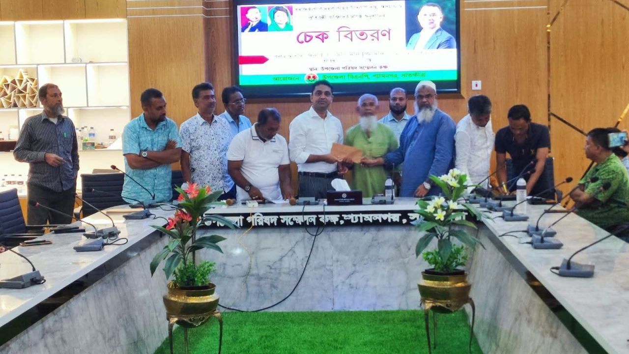শ্যামনগরে দুস্থ ও প্রতিবন্ধীদের হাতে অনুদানের চেক