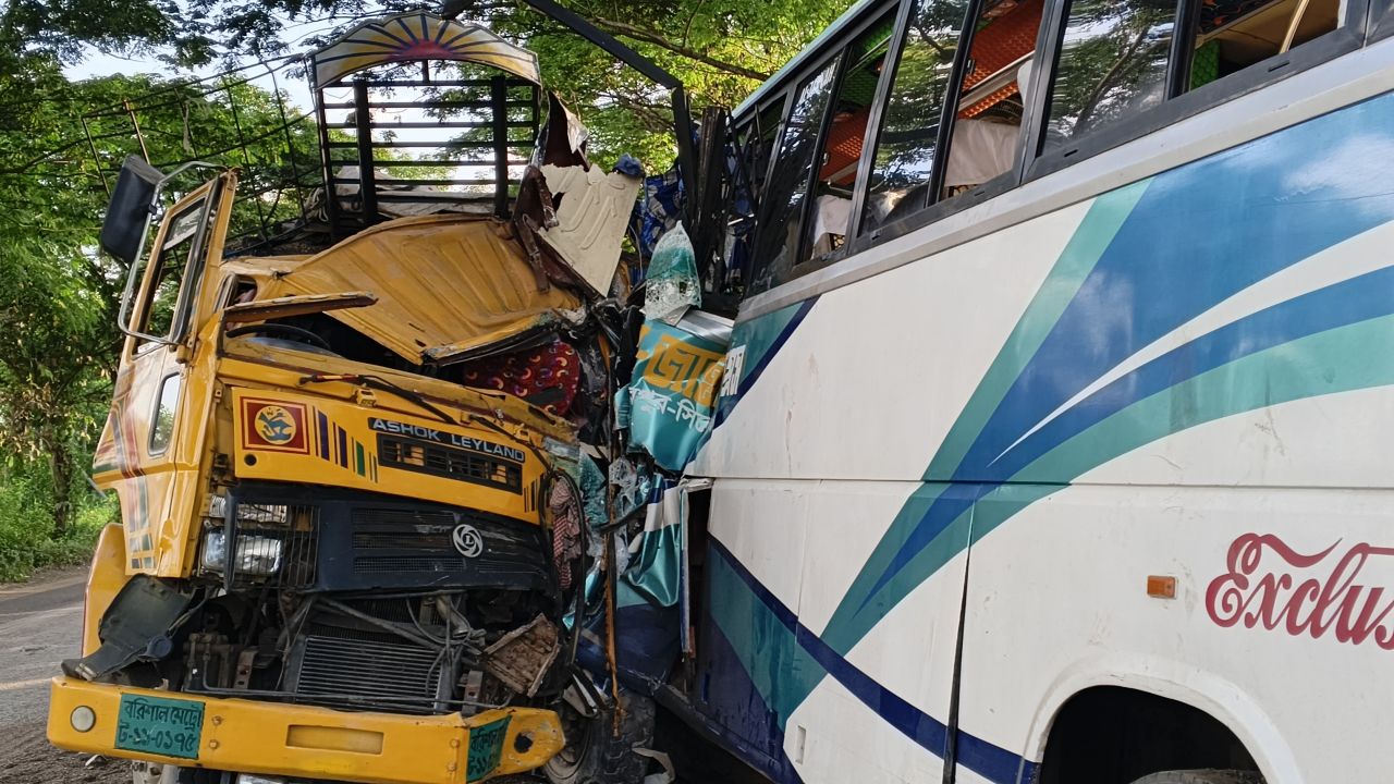 সিলেট-ঢাকা মহাসড়কে বাস-ট্রাকের ভয়াবহ সংঘর্ষ, নিহত ১