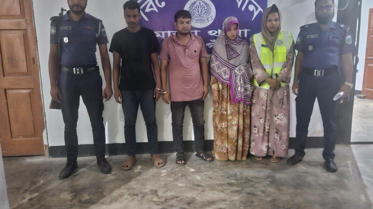 নওগাঁর মান্দায় হানিট্রাপের ফাঁদে এলজিইডির কার্যসহকারী