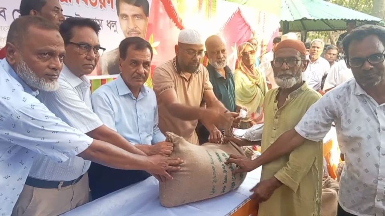 নওগাঁয় অসহায়-দুঃস্থদের মাঝে খাদ্যসামগ্রী বিতরণ