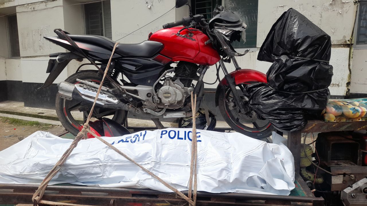 বরিশাল-ঢাকা মহাসড়কে গাড়ির ধাক্কায় মোটরসাইকেল চালক নিহত