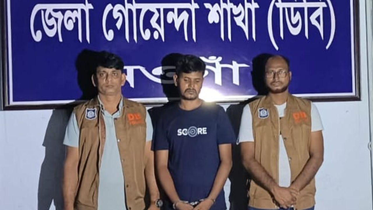 নওগাঁয় মধ্যরাতে অনলাইন জুয়ার বিরুদ্ধে ডিবির অভিযান, ১৭ হাজার ৫০০ টাকাসহ গ্রেপ্তার ১