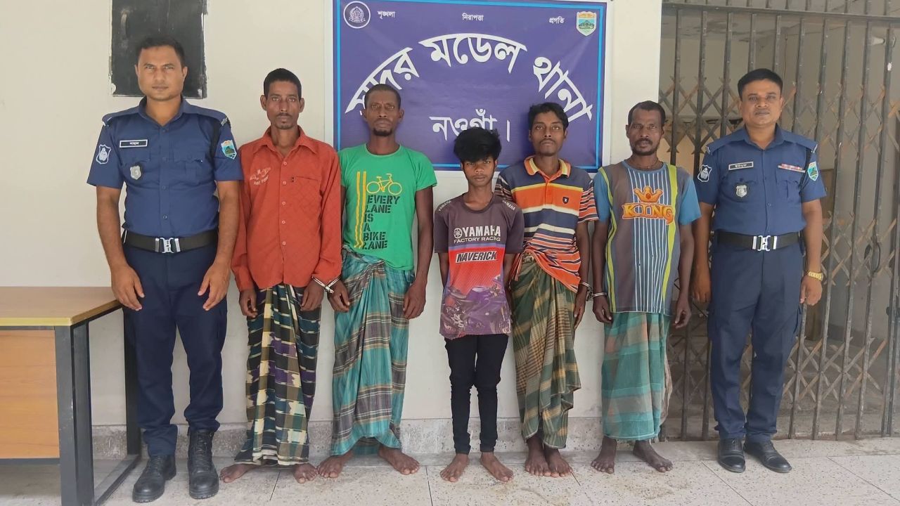 নওগাঁয় সহস্রাধিক লিটার চোলাই মদসহ পাঁচজন গ্রেফতার, ধ্বংস মদ তৈরির কারখানা