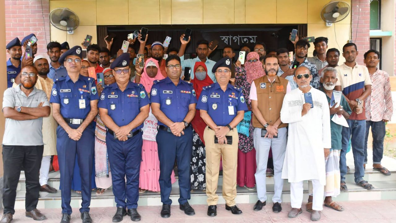 নওগাঁয় ১৫ লাখ টাকার ৮০টি হারানো মোবাইল উদ্ধার করে প্রকৃত মালিকের কাছে হস্তান্তর।