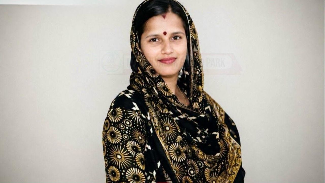 স্বামীর মোটরসাইকেল থেকে ছিটকে পড়ে স্ত্রীর মর্মান্তিক মৃত্যু