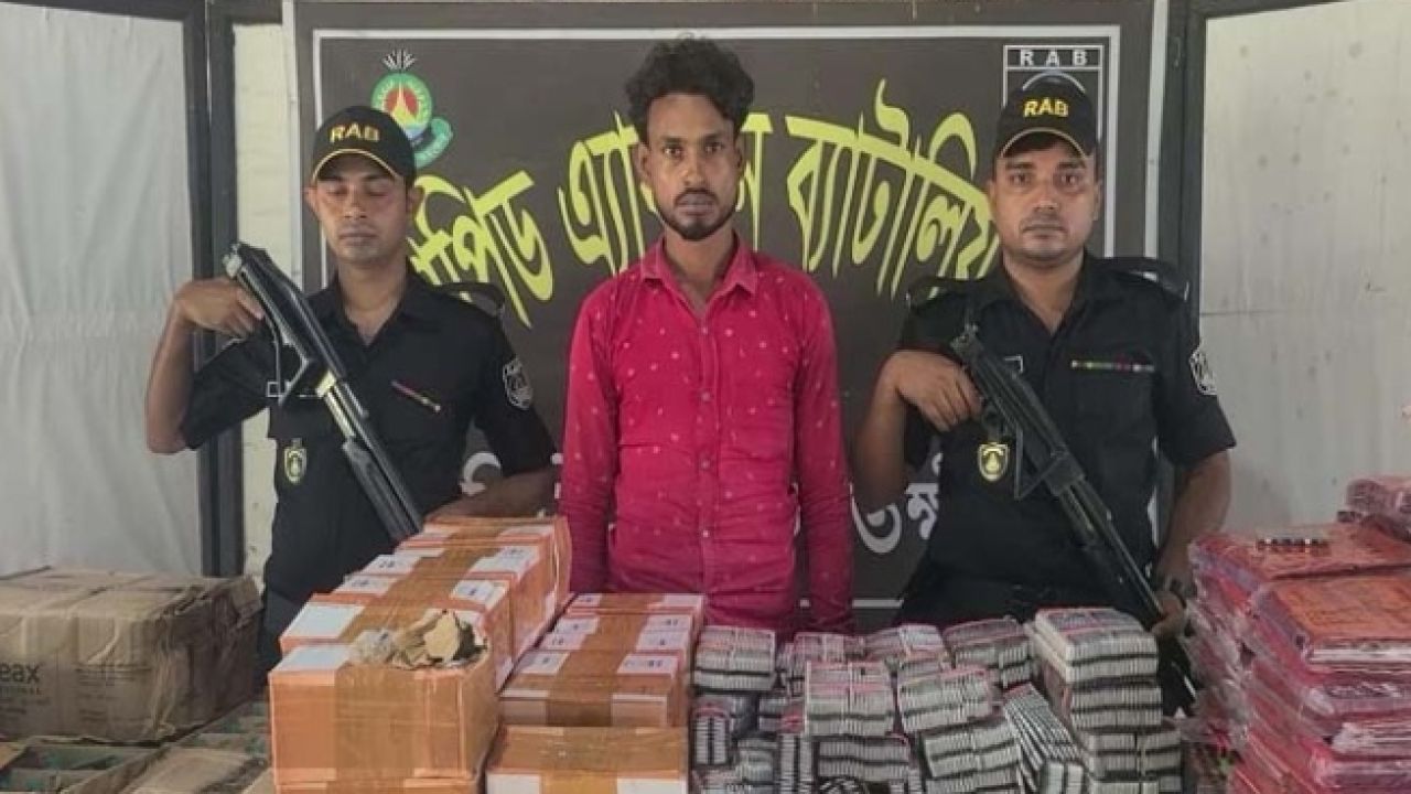শ্যামনগরে র‌্যাবের অভিযানে বিপুল মাদক ও ভারতীয় পণ্য জব্দ, আটক ১