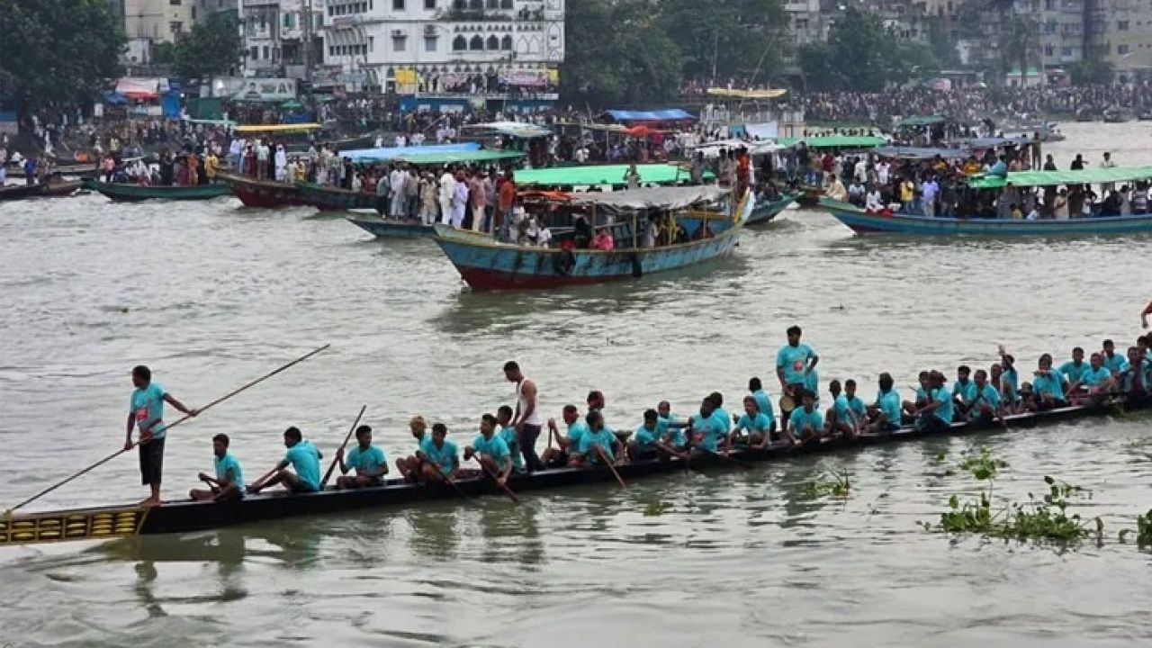 হৃদয়ে ঢাকা ৪১৬’ বুড়িগঙ্গার ঢেউ আর বৈঠার ছন্দে বর্ণাঢ্য নৌকা বাইচ