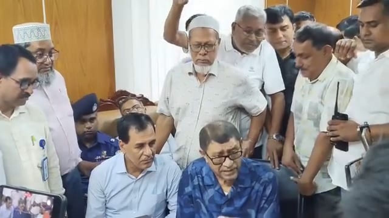 নওগাঁয় স্বাস্থ্যমন্ত্রীর আকস্মিক সফর: ডাক্তারদের ডিউটি শিট ও উপস্থিতি খতিয়ে দেখা।