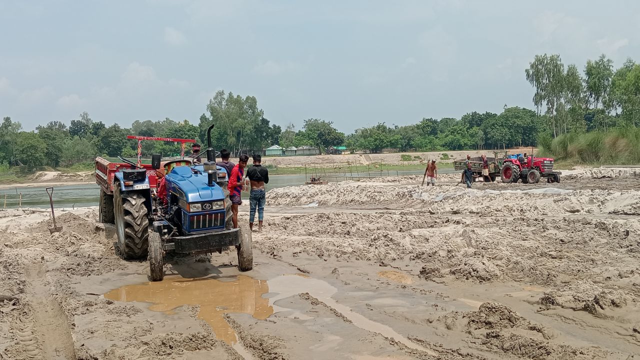নবাবগঞ্জে যুবদল নেতার বিরুদ্ধে অবৈধ বালু উত্তোলনের অভিযোগ