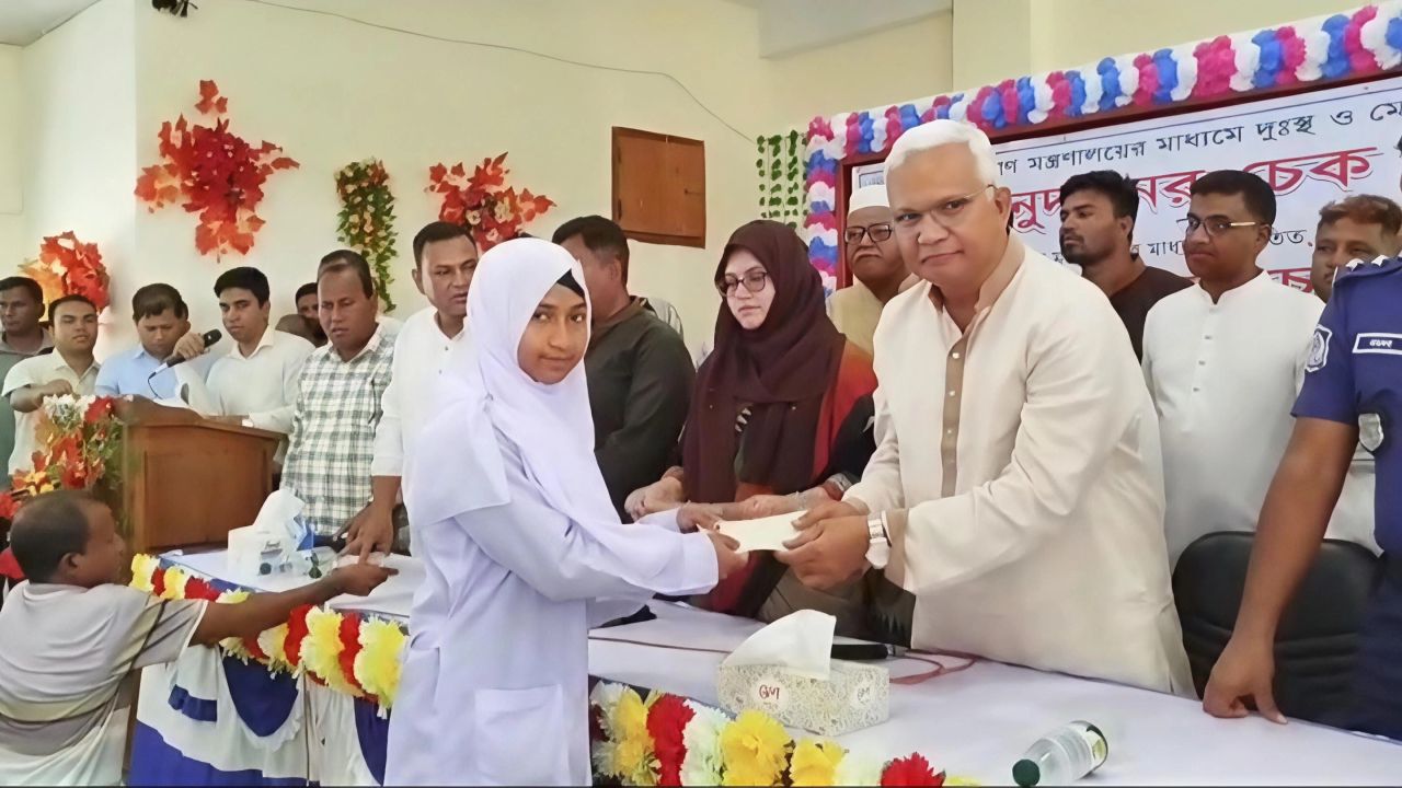 ঘোড়াঘাটে দরিদ্র ও মেধাবী ২০২ শিক্ষার্থী পেল ১০ হাজার টাকা করে, ৬০ ছাত্রী পেল বাইসাইকেল