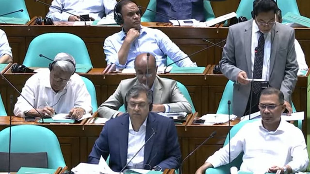 সংসদে প্রধানমন্ত্রীর পাশের আসনে স্বরাষ্ট্রমন্ত্রী সালাহউদ্দিন আহমদ