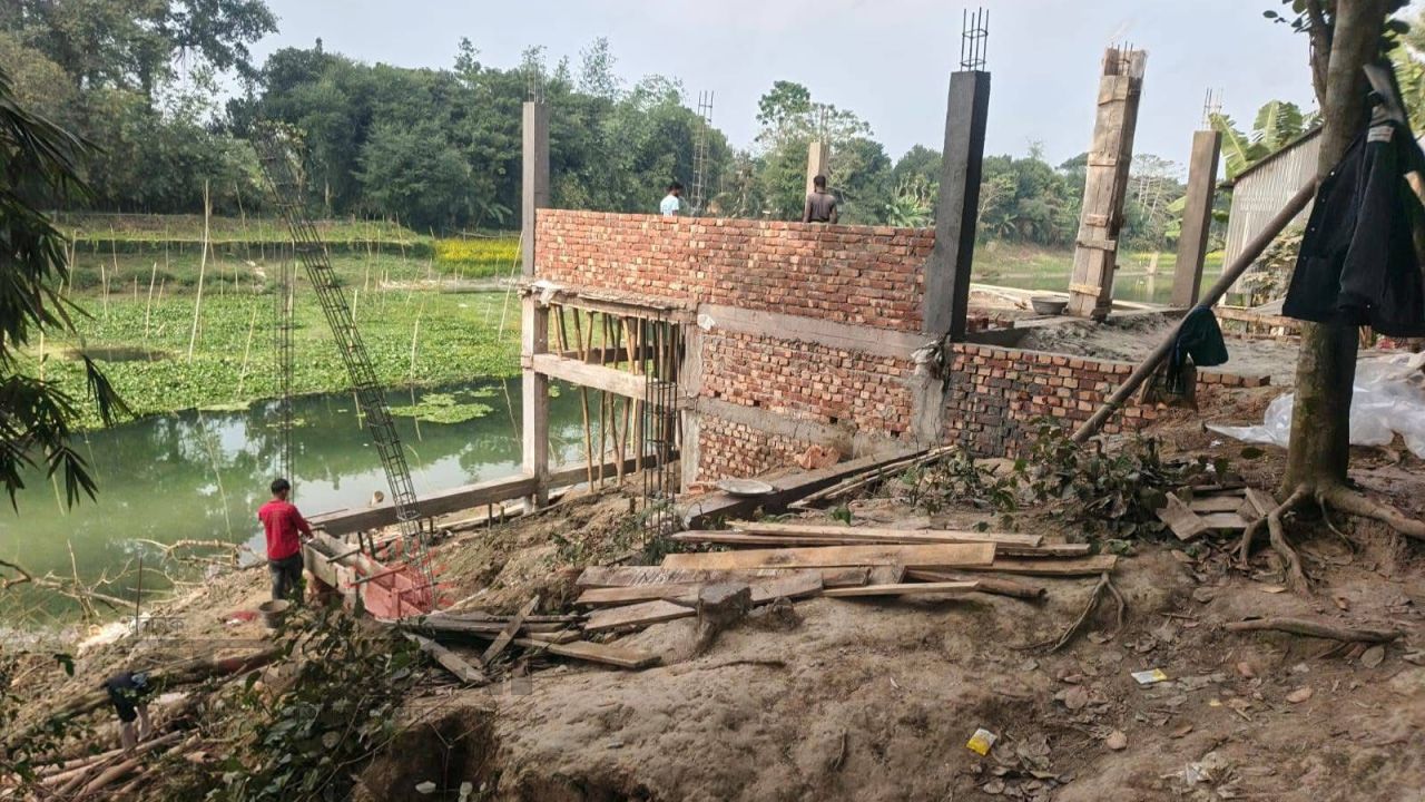 ফরিদপুরে কুমার নদী দখল করে স্থাপনা নির্মাণের অভিযোগ