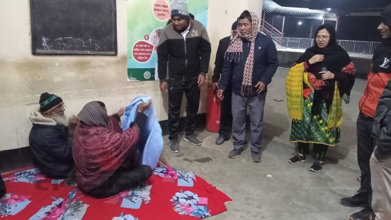 ডোমারে গভীর রাতে শীতার্তদের মাঝে শতাধিক কম্বল বিতরণ