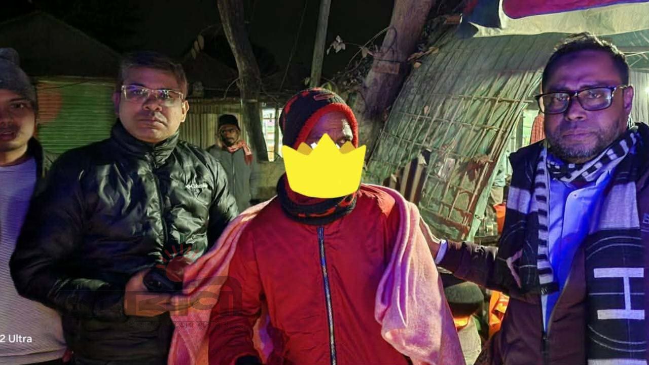 নীলফামারীর ডিমলায় শীতের রাতে অসহায় মানুষের কাছে কম্বল তুলে দিলেন উপজেলা প্রশাসন