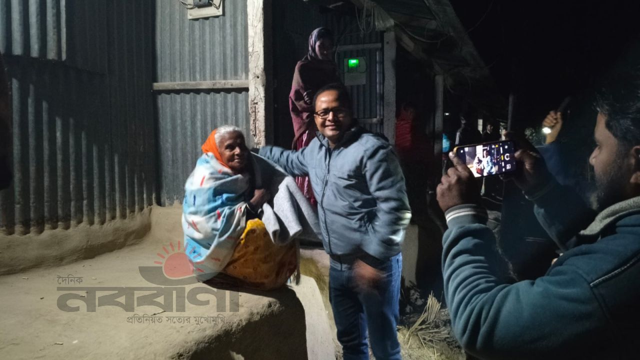 নবাবগঞ্জে মধ্যরাতে আশ্রয়ন প্রকল্পের ঘরে থাকা অসহায় দরিদ্র শীতার্তদের মাঝে কম্বল নিয়ে হাজির ইউএনও 