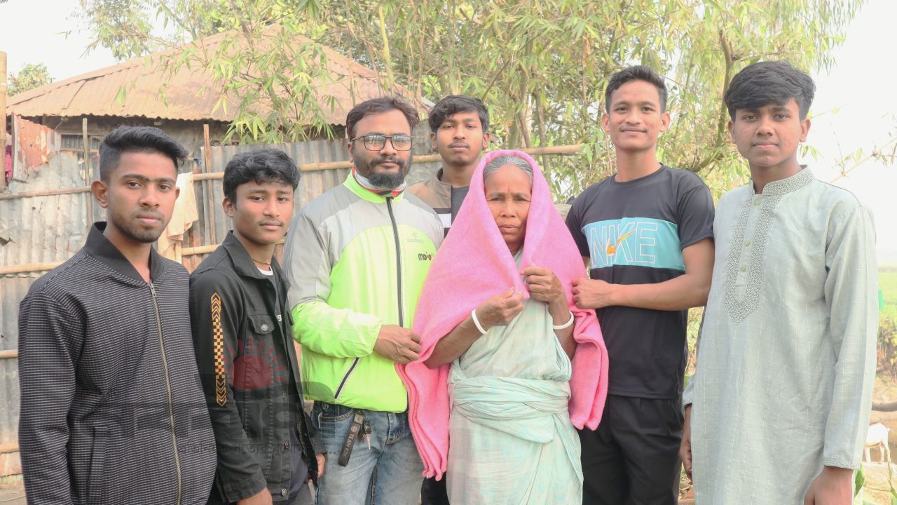 রক্তরেখা ব্লাড ব্যাংকের উদ্যোগে খানসামায় শীতবস্ত্র বিতরণ