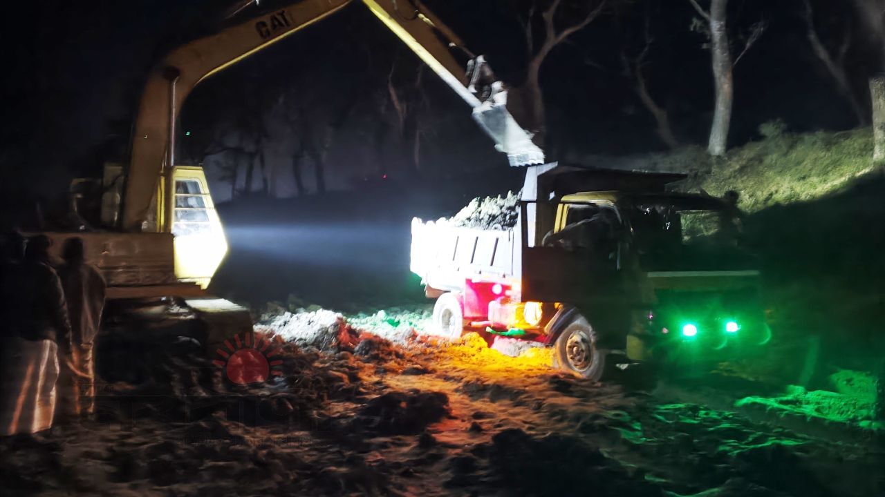 শাহজাদপুরে রাতের আঁধারে সড়ক ও জনপথের মাটি শতশত ট্রাকে যাচ্ছে ইটভাটায়