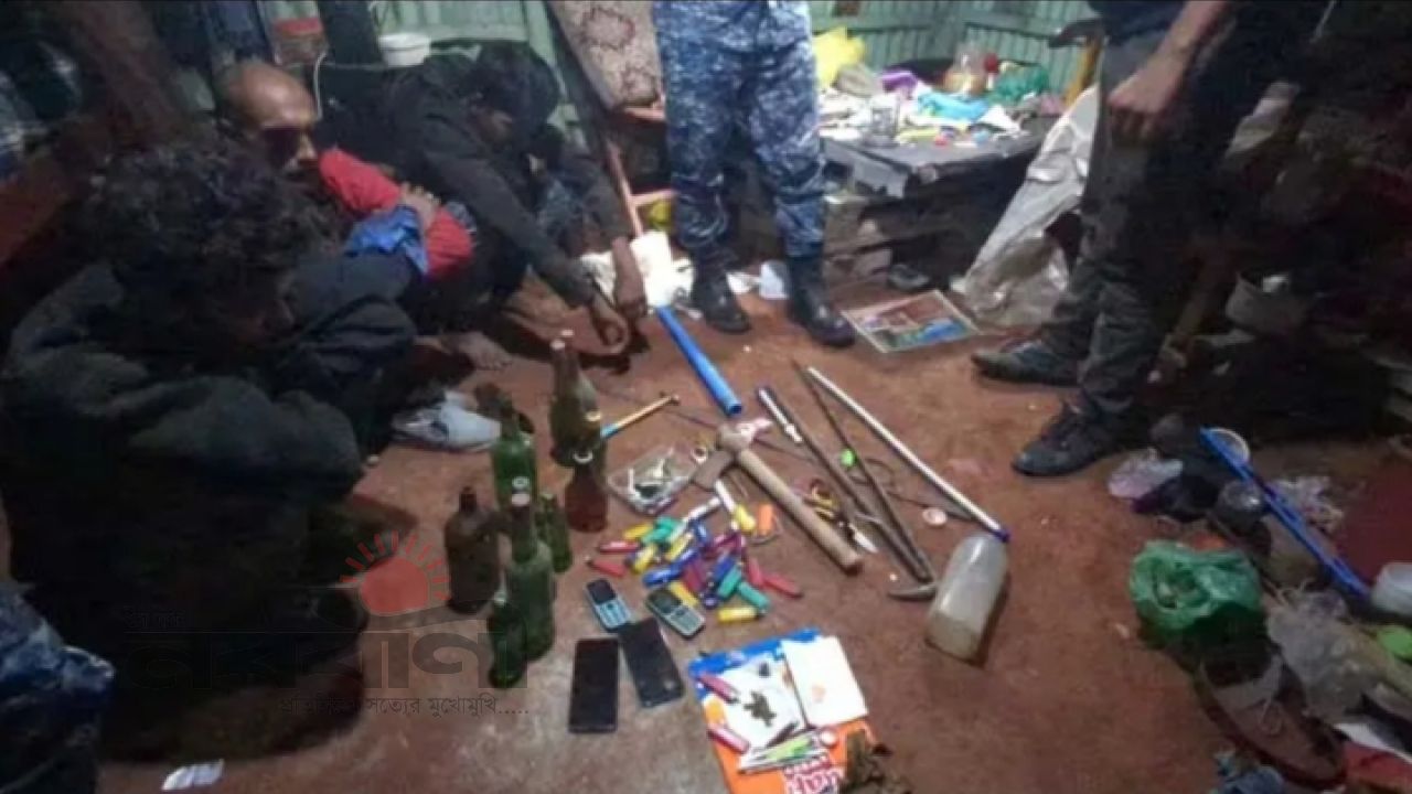 ‎মোংলায় মাদকের আখড়ায় নৌ বাহিনীর অভিযান, মাদকসহ আটক ৩