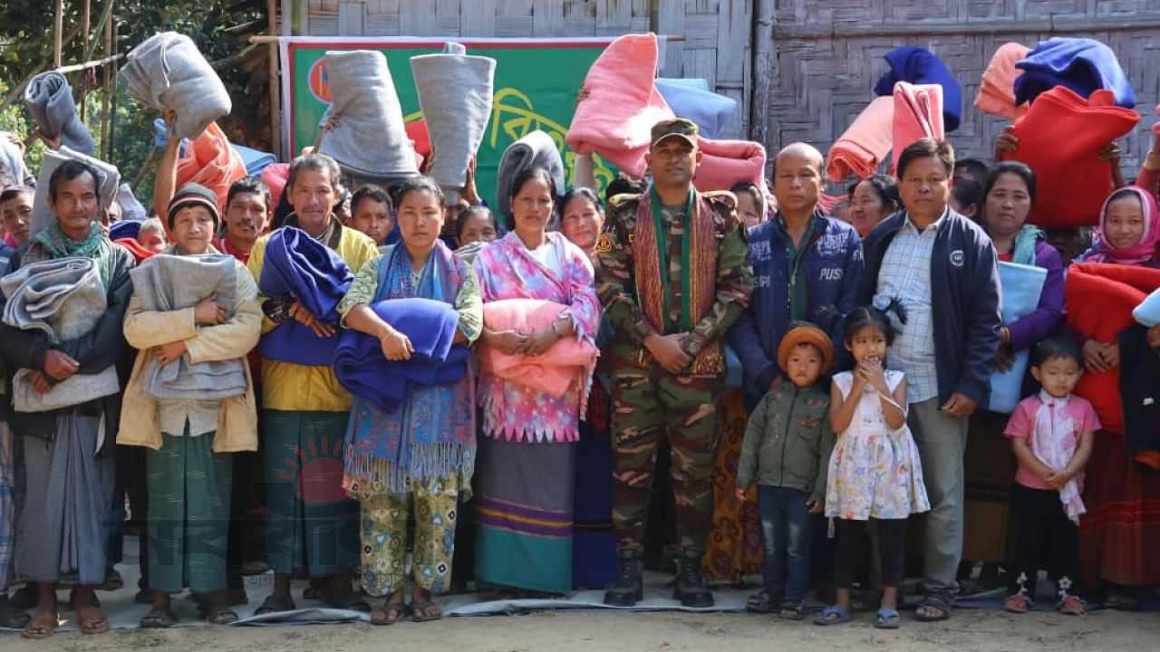 আলীকদমে সেনা জোনের উদ্যোগে ১০০ পরিবারকে শীতবস্ত্র বিতরণ