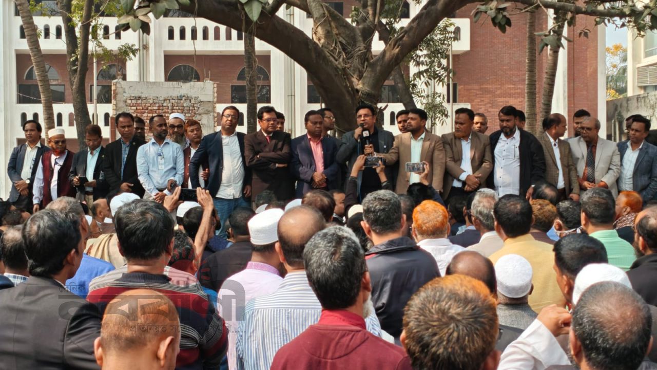 জ্যেষ্ঠতা, পদোন্নতি ও বকেয়া পরিশোধের দাবিতে গাজীপুরে অবস্থান ও বিক্ষোভ