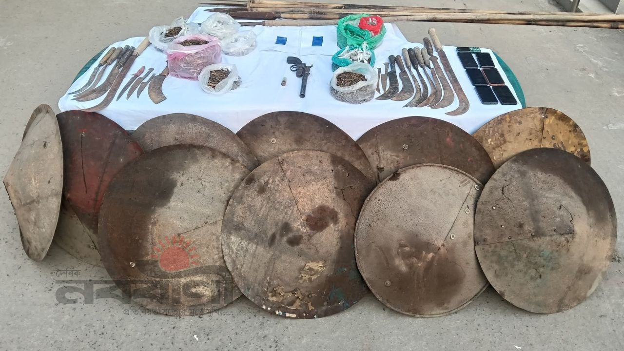 ফরিদপুরে নগরকান্দায় যৌথ অভিযানে অবৈধ অস্ত্র ও মাদক উদ্ধার, আটক ১৮