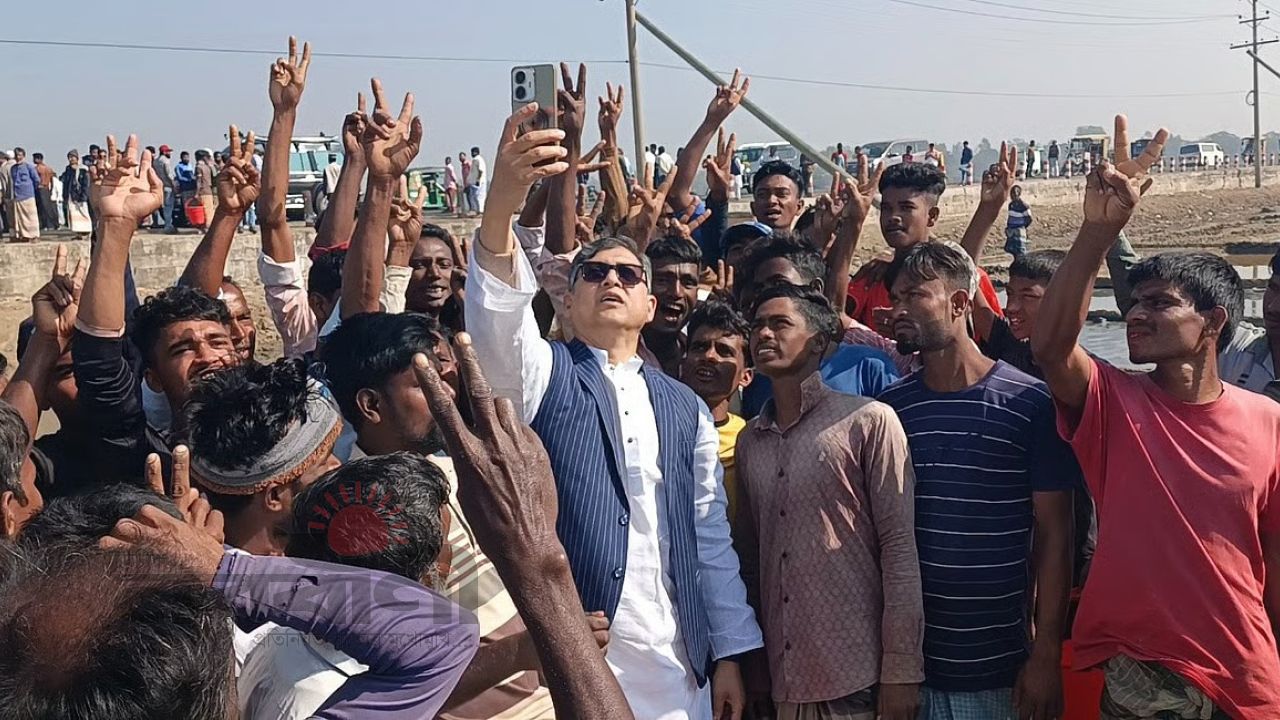 নির্বাচনী প্রচারণায় লবণ শ্রমিকদের সঙ্গে কুশলবিনিময় ও সেলফিতে মাতলেন সালাহউদ্দিন আহমদ