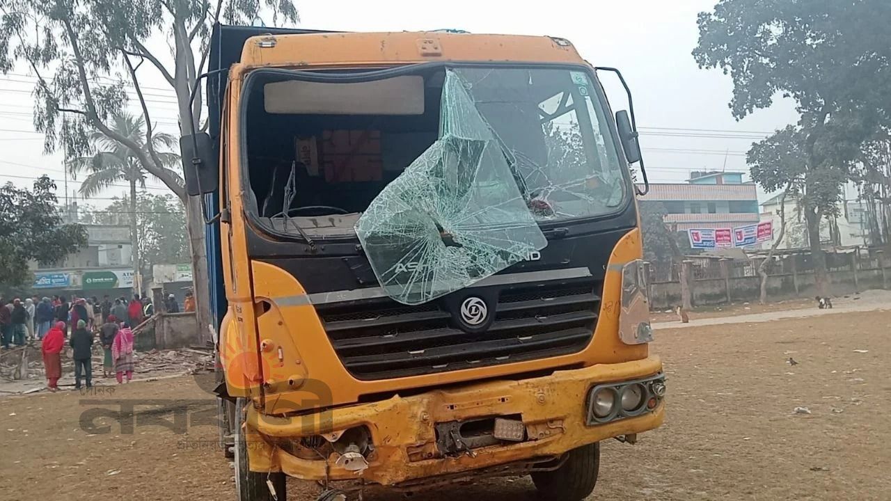 ধামইরহাটে বেপরোয়া ট্রাকে পিষ্টে নারীর মৃ/ত্যু