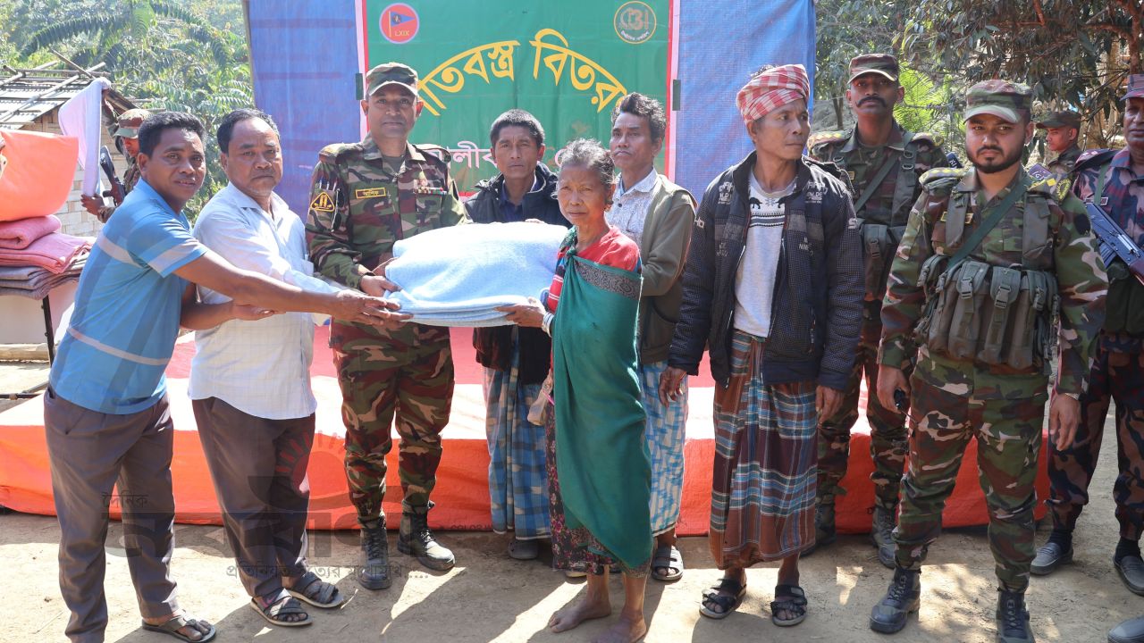 আলীকদমে সেনা জোনের উদ্যোগে দুর্গম পাহাড়ে ১০০ পরিবারে শীতবস্ত্র বিতরন