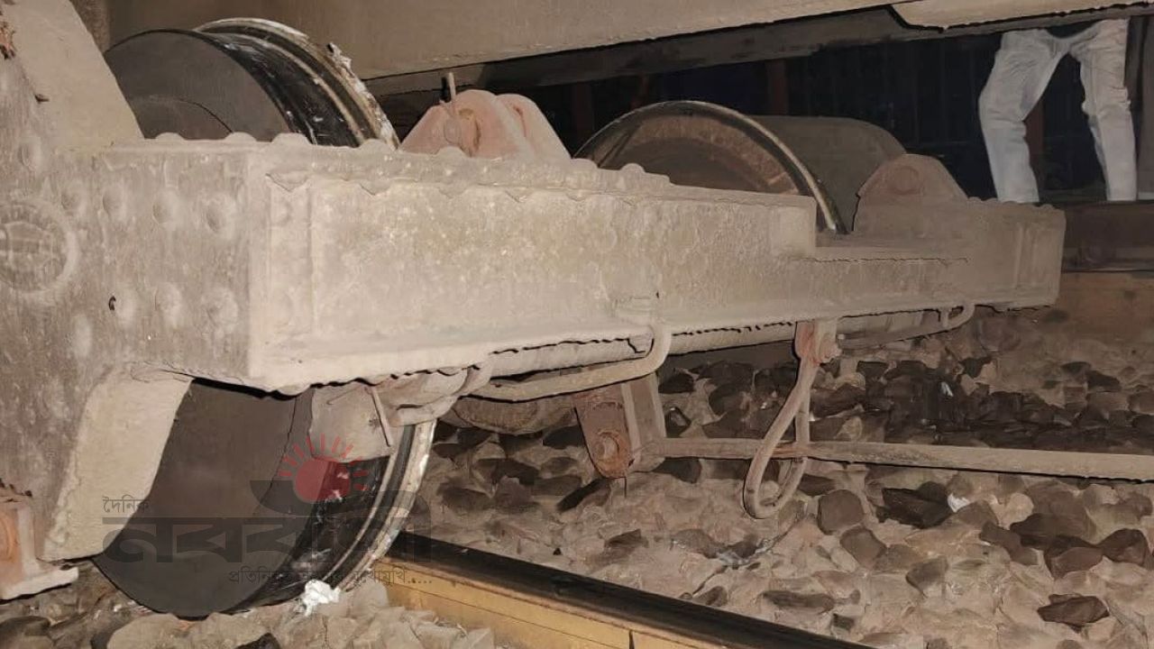 ভৈরব বাজারে ট্রেনের বগি লাইনচ্যুত, ঢাকা–সিলেট–চট্টগ্রাম রুটে চলাচল বন্ধ