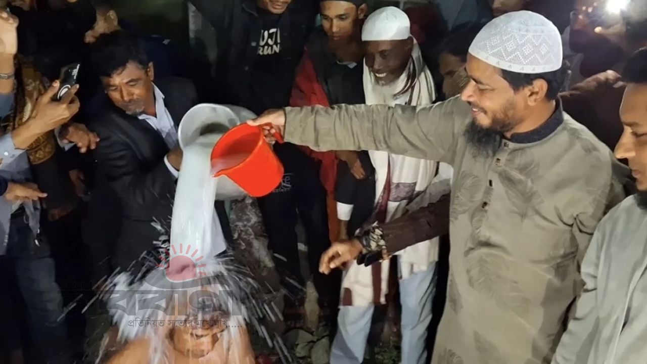দুধ দিয়ে গোসল করে জামায়াতে ইসলামীতে যোগ দিলেন মৎস্যজীবী নেতা