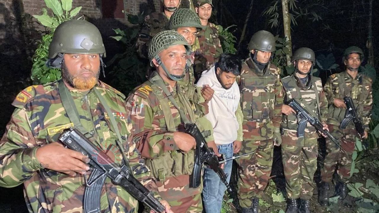 বগুড়ার শাজাহানপুরে সেনাবাহিনীর অভিযানে জার্মানিতে তৈরি অস্ত্র উদ্ধার