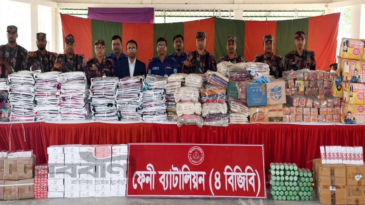 ফেনীতে এসএ পরিবহনের গুদামে যৌথ বাহিনীর হানা: কোটি টাকার পণ্যসহ আটক ২