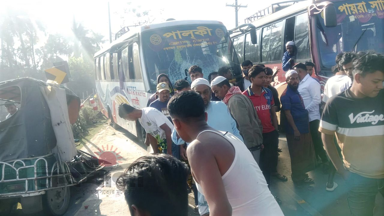 টেকনাফে যাত্রীবাহী বাসের চাপায় অটোরিকশার দুই যাত্রী নিহত, আহত ৮