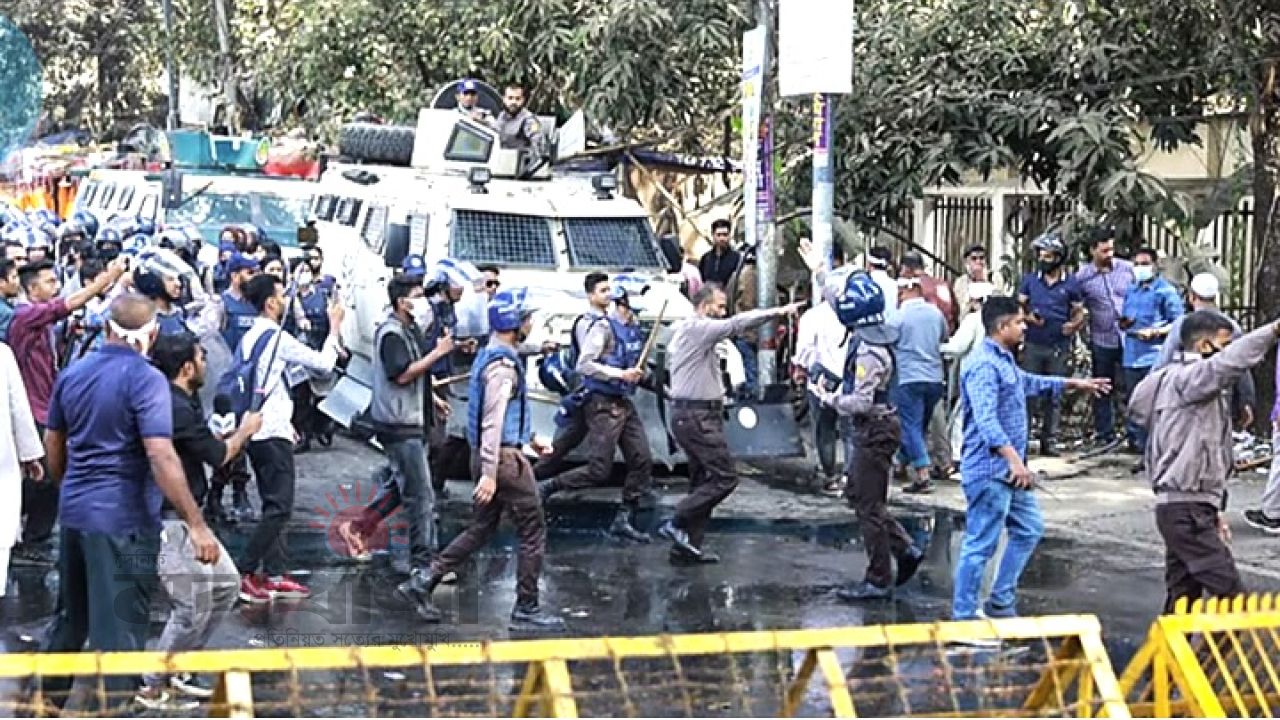 দফায় দফায় সংঘর্ষে উত্তপ্ত প্রধান উপদেষ্টার বাসভবন এলাকা, ডিসি মাসুদ আহত