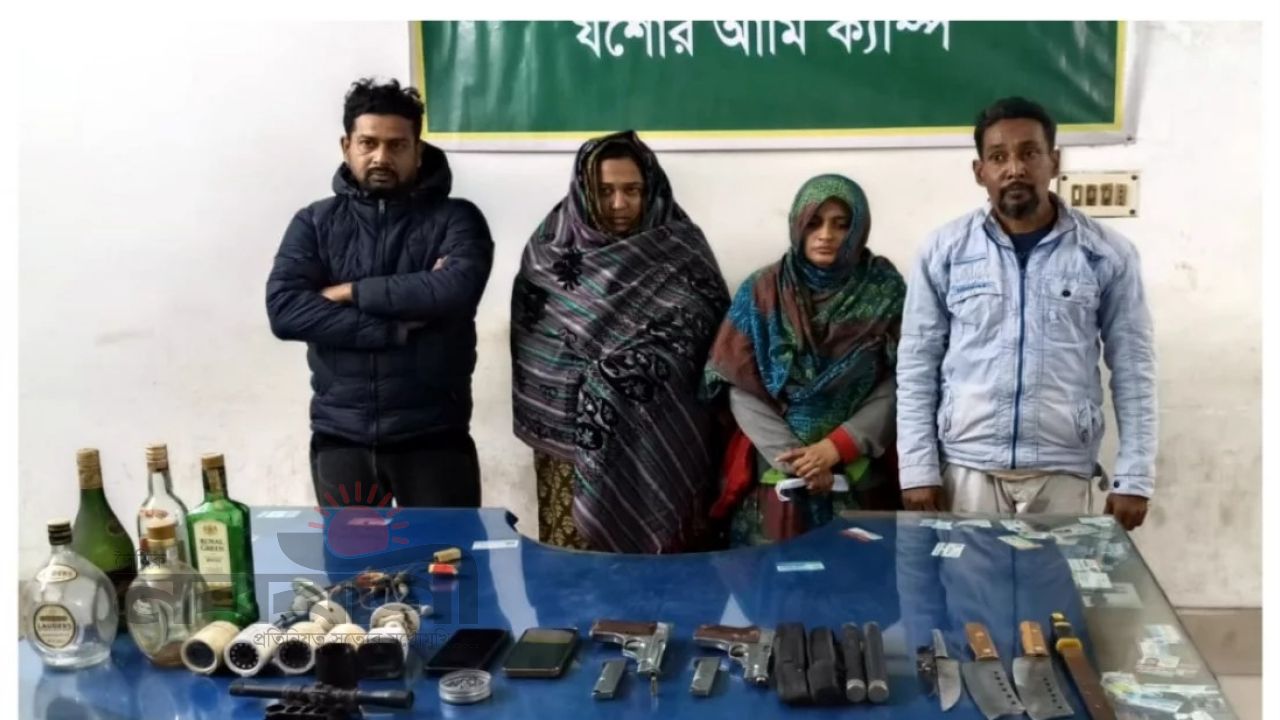 যশোরে অস্ত্র ব্যবসায়ীর বাড়িতে আড়াই ঘণ্টা অভিযান: বিদেশি পিস্তলসহ আটক ৪