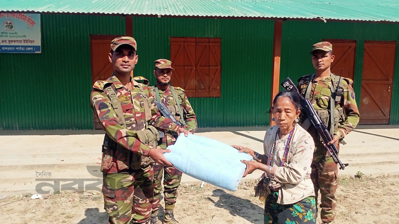 আলীকদম জোনের উদ্যোগে দুর্গম মাংগ্রুম পাড়ায় ১০০ পরিবারে শীতবস্ত্র বিতরণ 