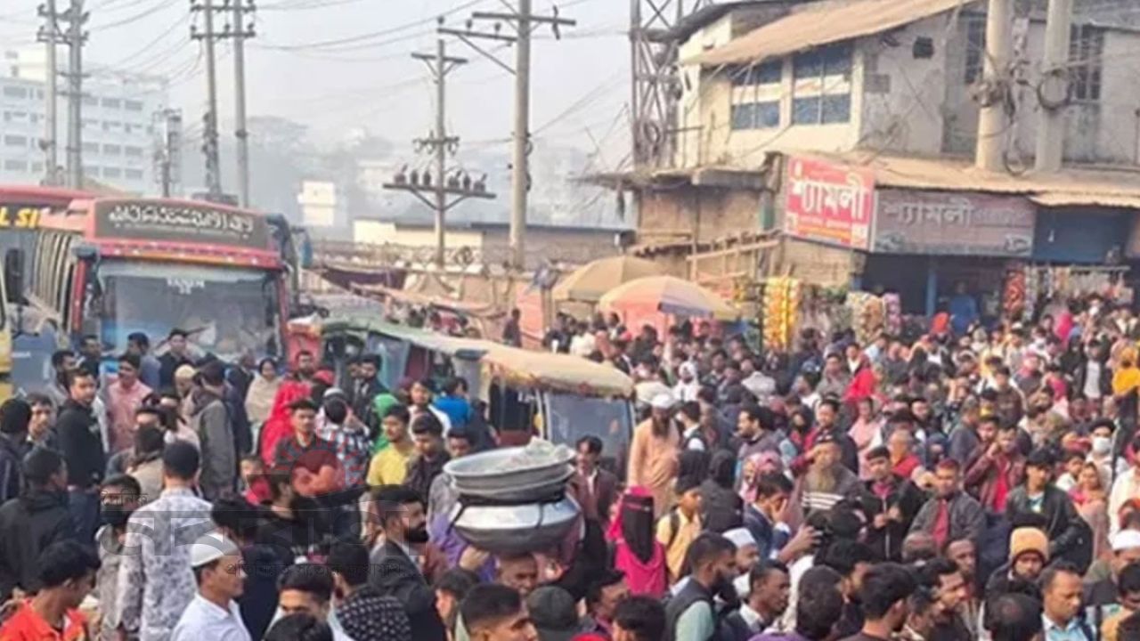 অতিরিক্ত ভাড়া প্রতিবাদে নবীনগর-চন্দ্রা মহাসড়ক অবরোধ